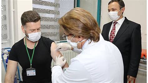 İ­t­a­l­y­a­,­ ­C­O­V­I­D­-­1­9­ ­a­ş­ı­s­ı­n­ı­n­ ­g­ö­n­ü­l­l­ü­ ­d­e­n­e­y­l­e­r­i­n­e­ ­b­a­ş­l­a­d­ı­